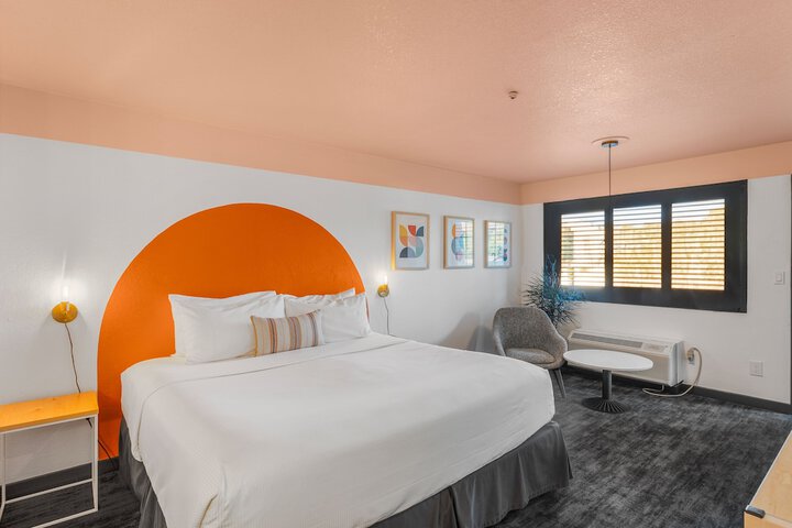 1 King Bed (2 of 11)