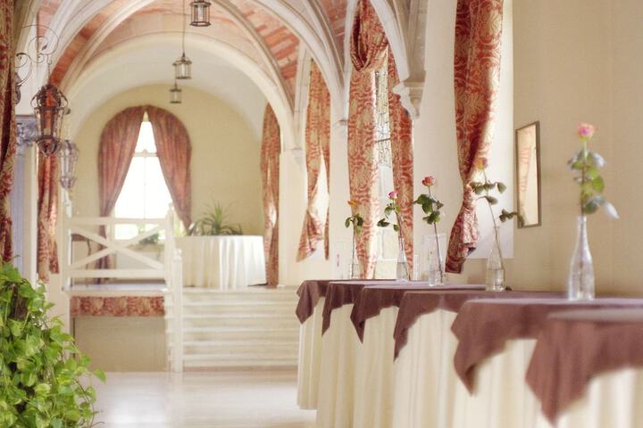 Ballroom/Hall 34 of 48