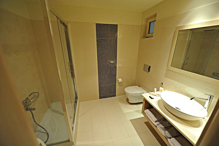 Room 33 of 66