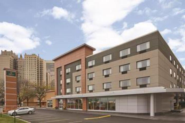 Exterior of La Quinta Inn & Suites Chicago Lake Shore