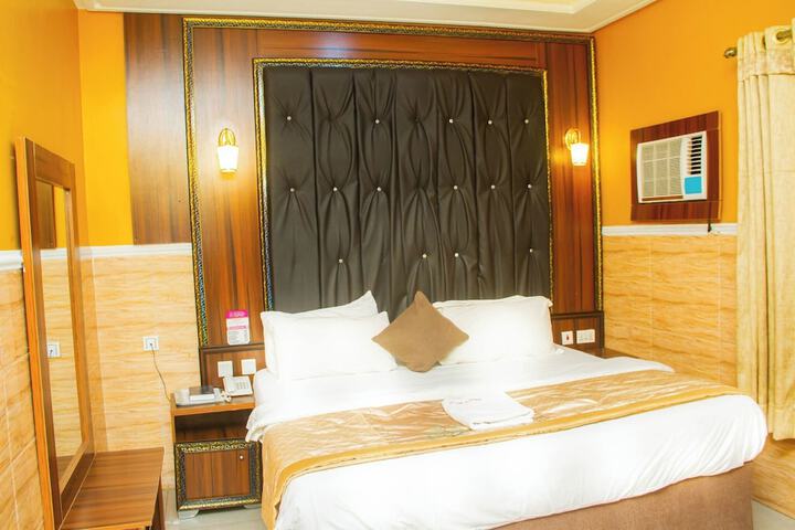 Room 3 of 76