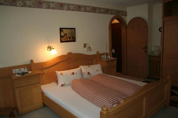 Room 4 of 9