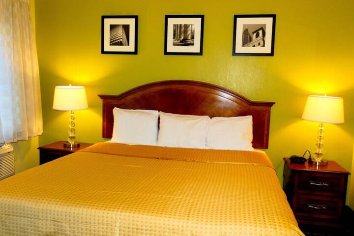 1 King Bed (2 of 7)