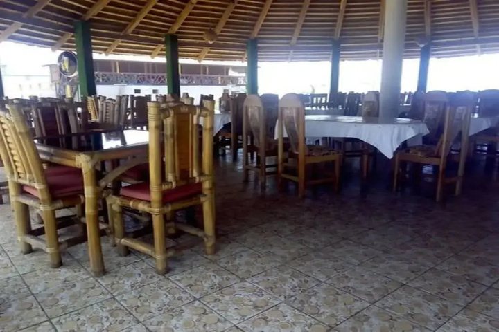 Dining 16 of 17