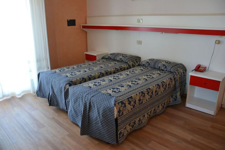 Room 11 of 39