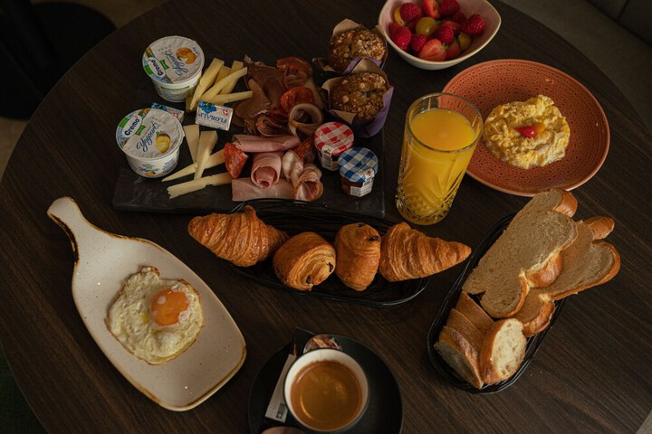 Breakfast/Coffee Service 86 of 105