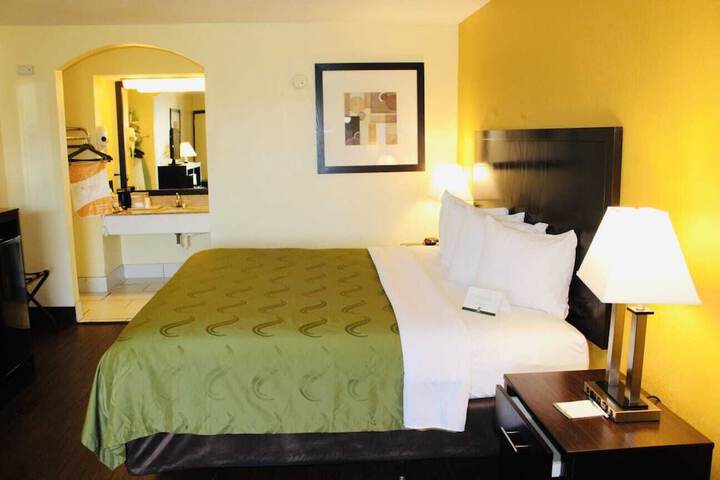 1 King Bed Accessible (7 of 21)