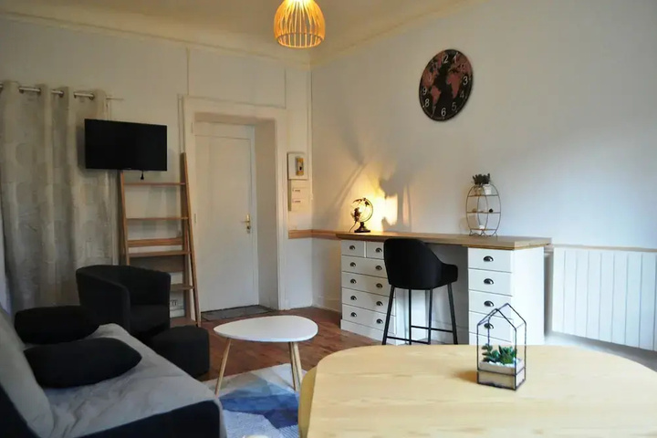 Room 5 of 12