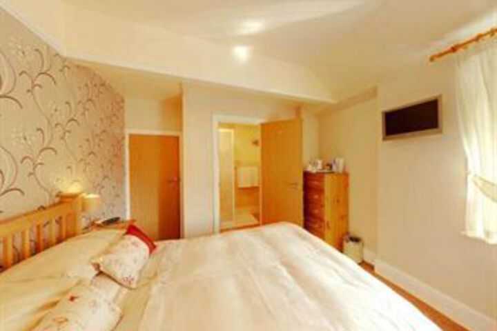 Room 4 of 8