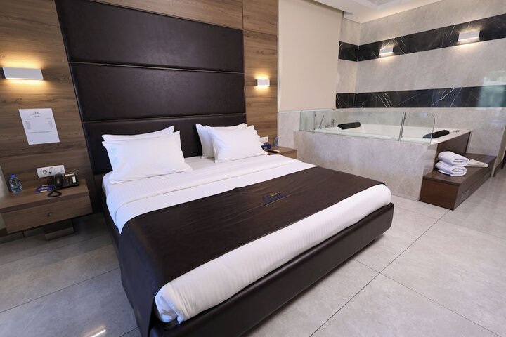 Room 52 of 105