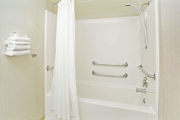 1 Queen Bed (3 of 14)