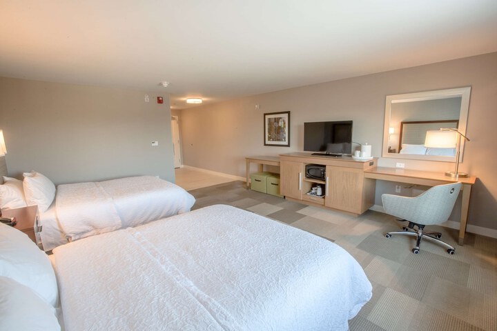 2 Queen Beds (7 of 12)