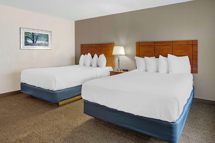2 Queen Beds Pet Friendly Room Pillow Top Mattress Microwave and Refrigerator High Speed Internet Accessible Coffee Maker Full Breakfast (17 of 17)