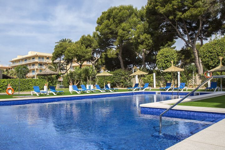 Hotel with Pool