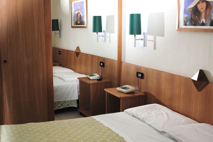 Room 3 of 40