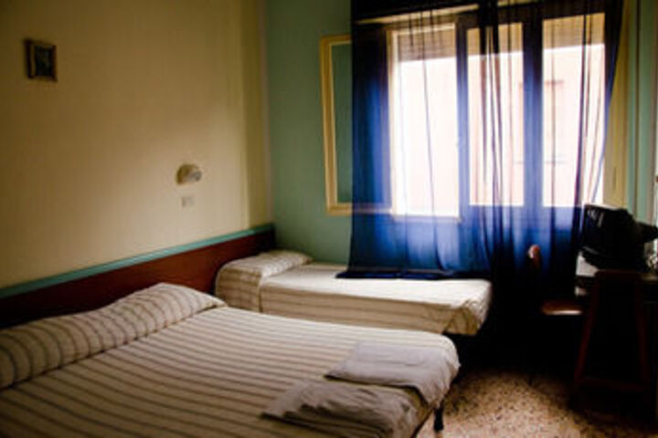 Room 5 of 16