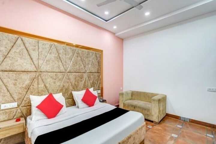 Room 5 of 9