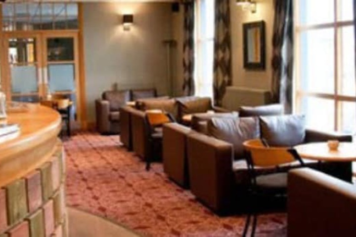 Lounge 44 of 62
