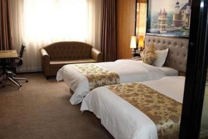 Room 5 of 9