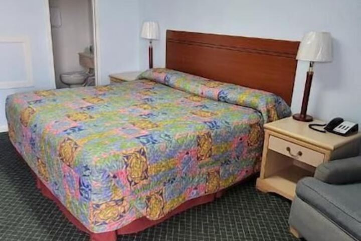 Room 8 of 27