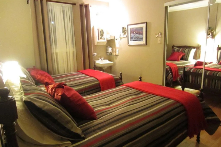 Room 2 of 10