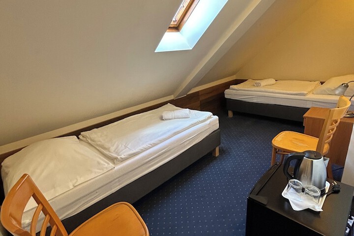 Room 16 of 40
