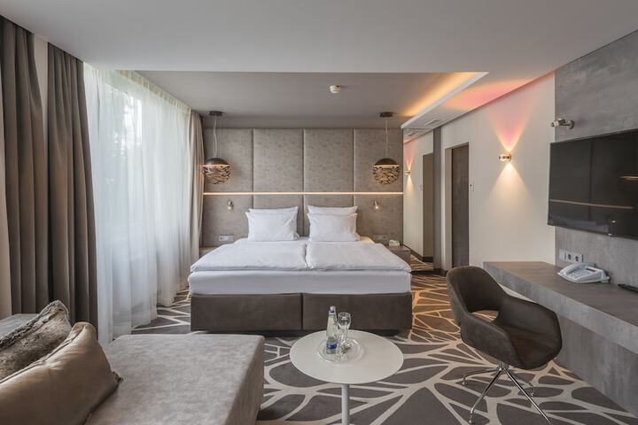 Room 37 of 193