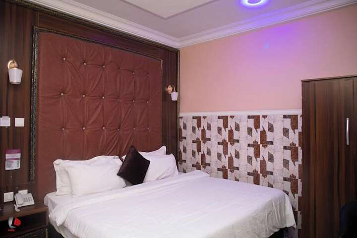 Room 16 of 76