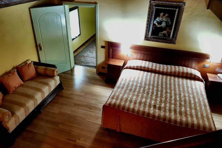 Room 2 of 25
