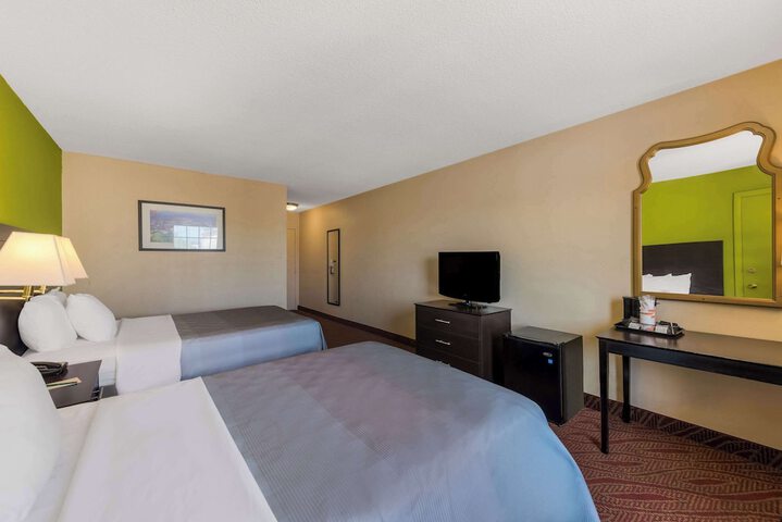 2 Double Beds (10 of 13)