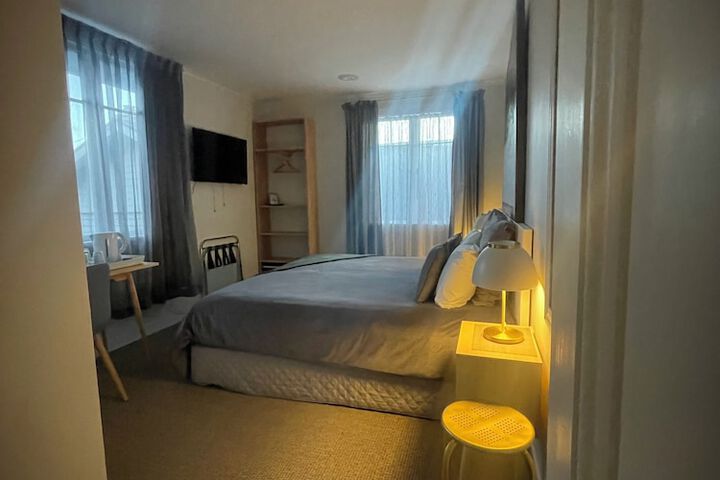 Room 11 of 80