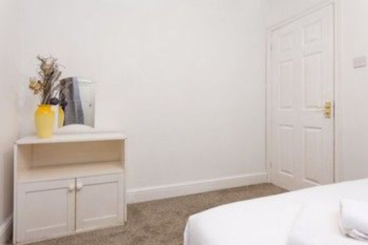 Room 6 of 24
