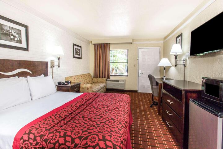 1 Queen Bed (4 of 12)