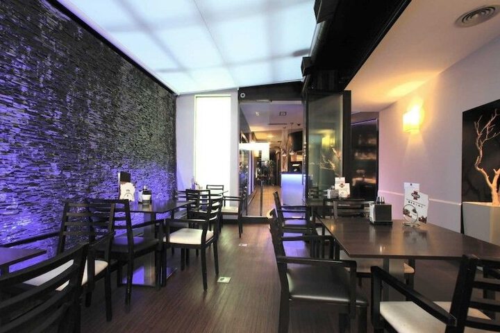 Lounge 26 of 35