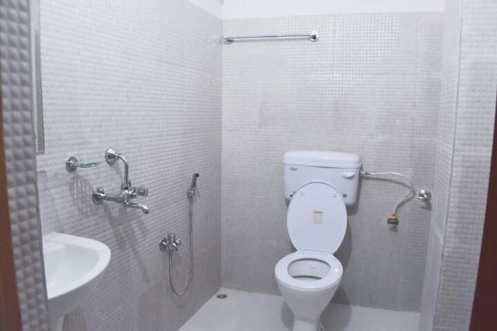 Room 5 of 8