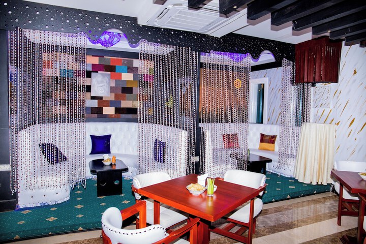 Lounge 47 of 50