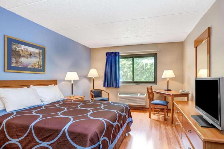 1 Queen Bed (5 of 9)