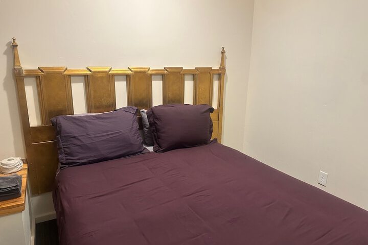Basic Double Room 1 Queen Bed Shared Bathroom (8 of 14)