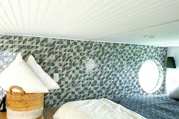 Room 13 of 172