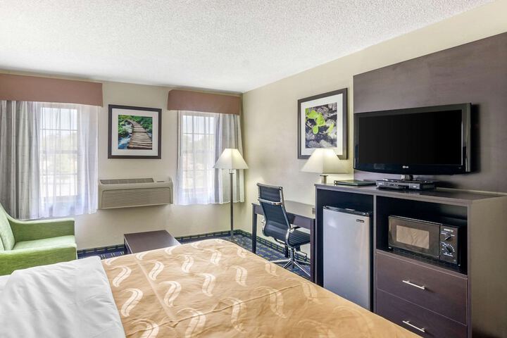 1 King Bed (4 of 6)