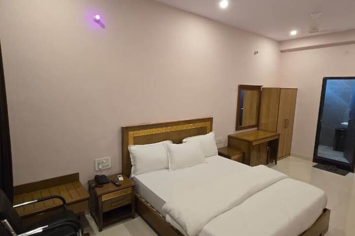 Room 9 of 40