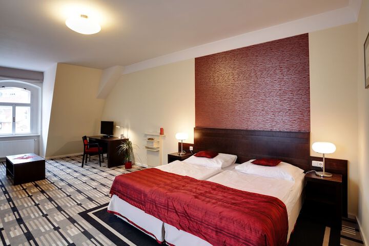 Room 4 of 77
