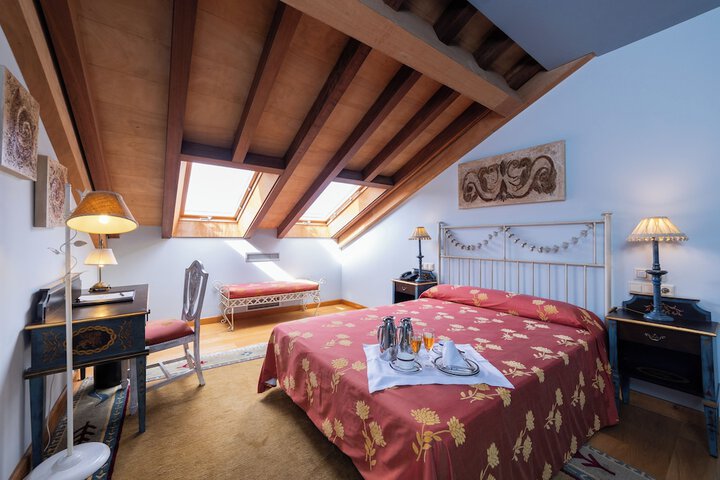 Room 10 of 18