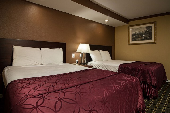 Deluxe 2 Queen Beds (5 of 12)
