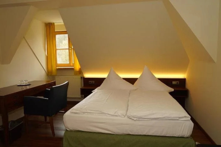 Room 5 of 15