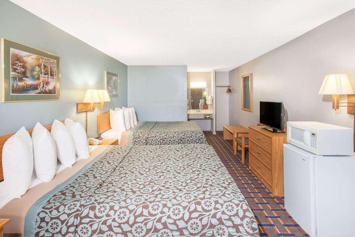 2 Queen Beds (4 of 4)