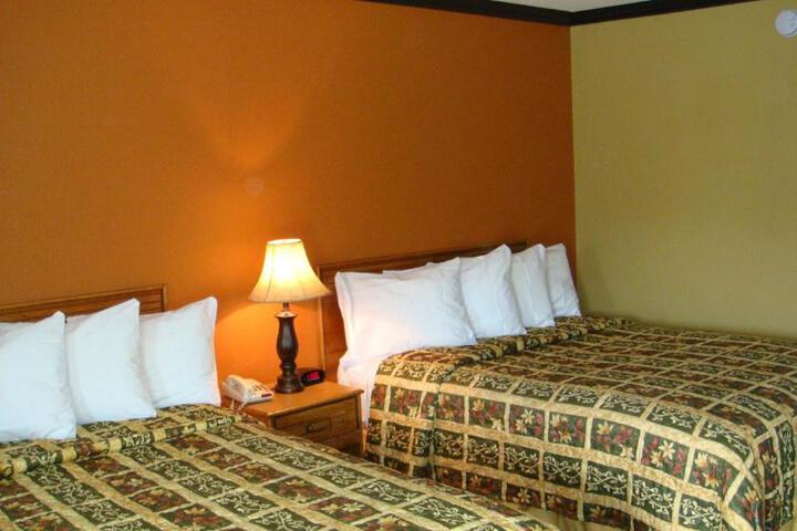 Deluxe 2 Queen Beds (1 of 2)