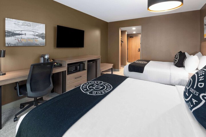 2 Queen Beds River View (15 of 15)