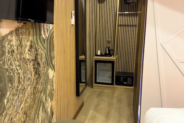 Room 9 of 32