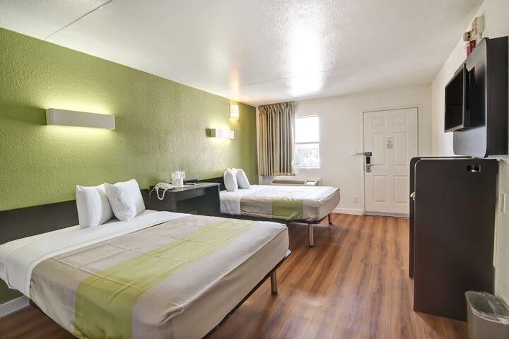 2 Queen Beds (9 of 15)